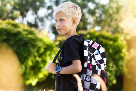 Schulkind Schulkind mit Rucksack und Smartwatch